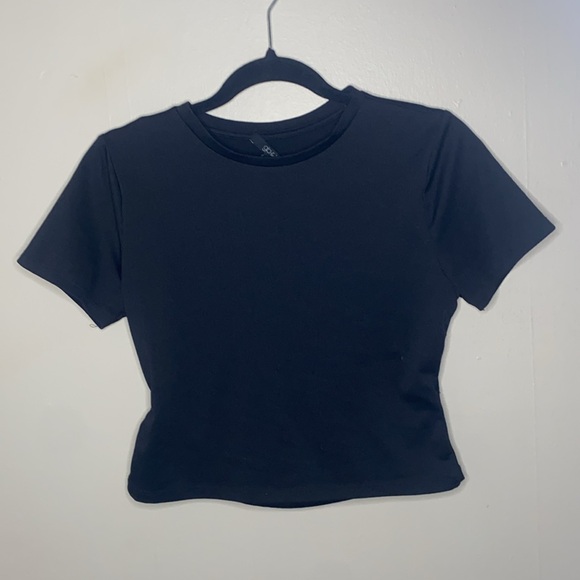 Tops - ✨Black baby tee with adorable back cut out!